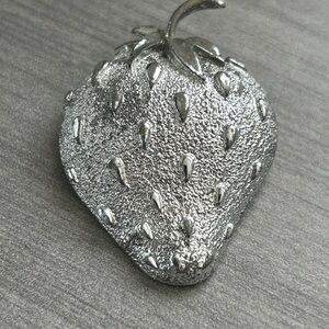🍓 Vintage Sara Coventry Strawberry Brooch (Silver Tone) – Wear/Patina